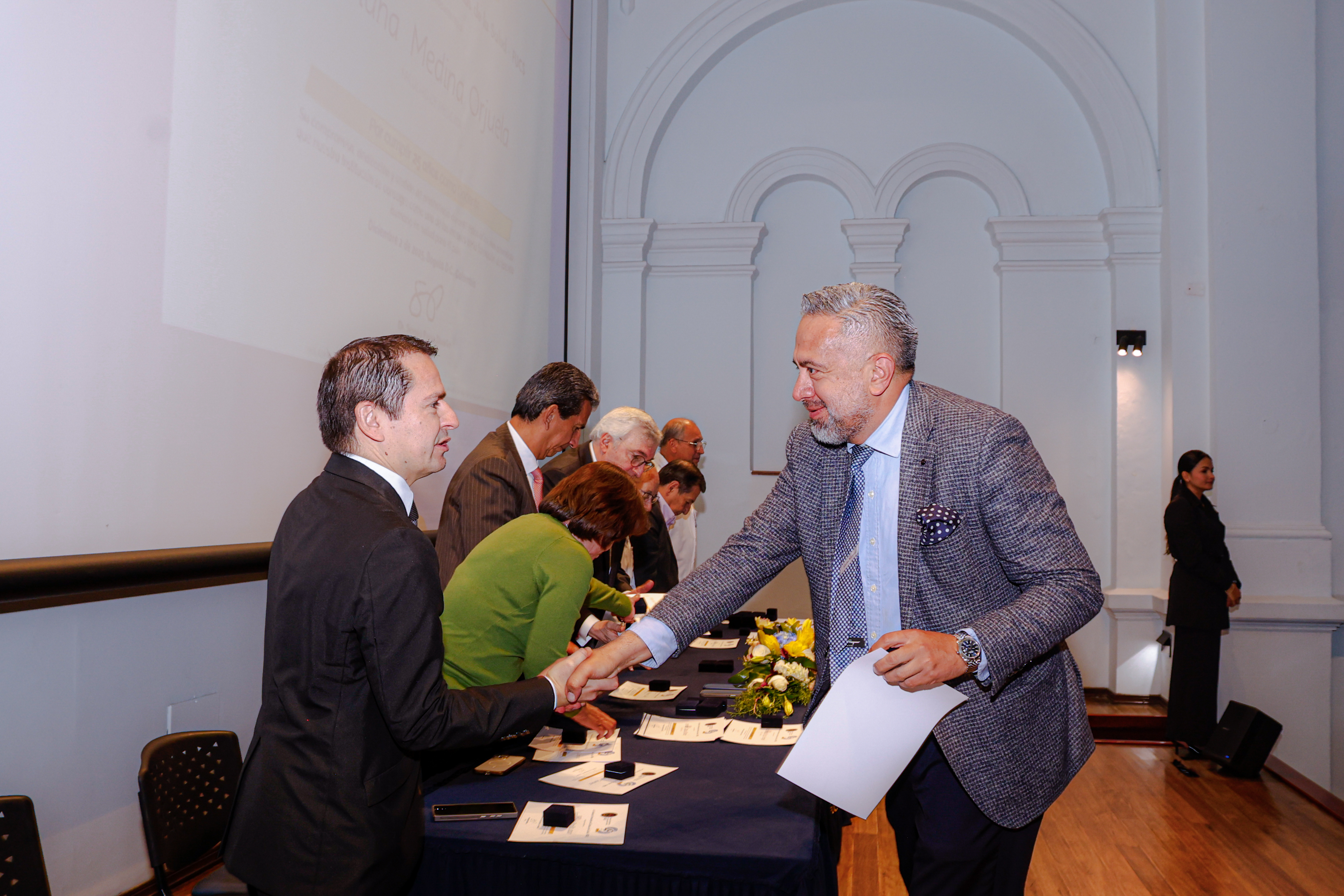 QUINQUENIOS-FUCS2 Nuestro Director General y Subdirectora m&eacute;dica cumplen 5 a&ntilde;os m&aacute;s aportando a la academ&iacute;a en la FUCS.-Noticias