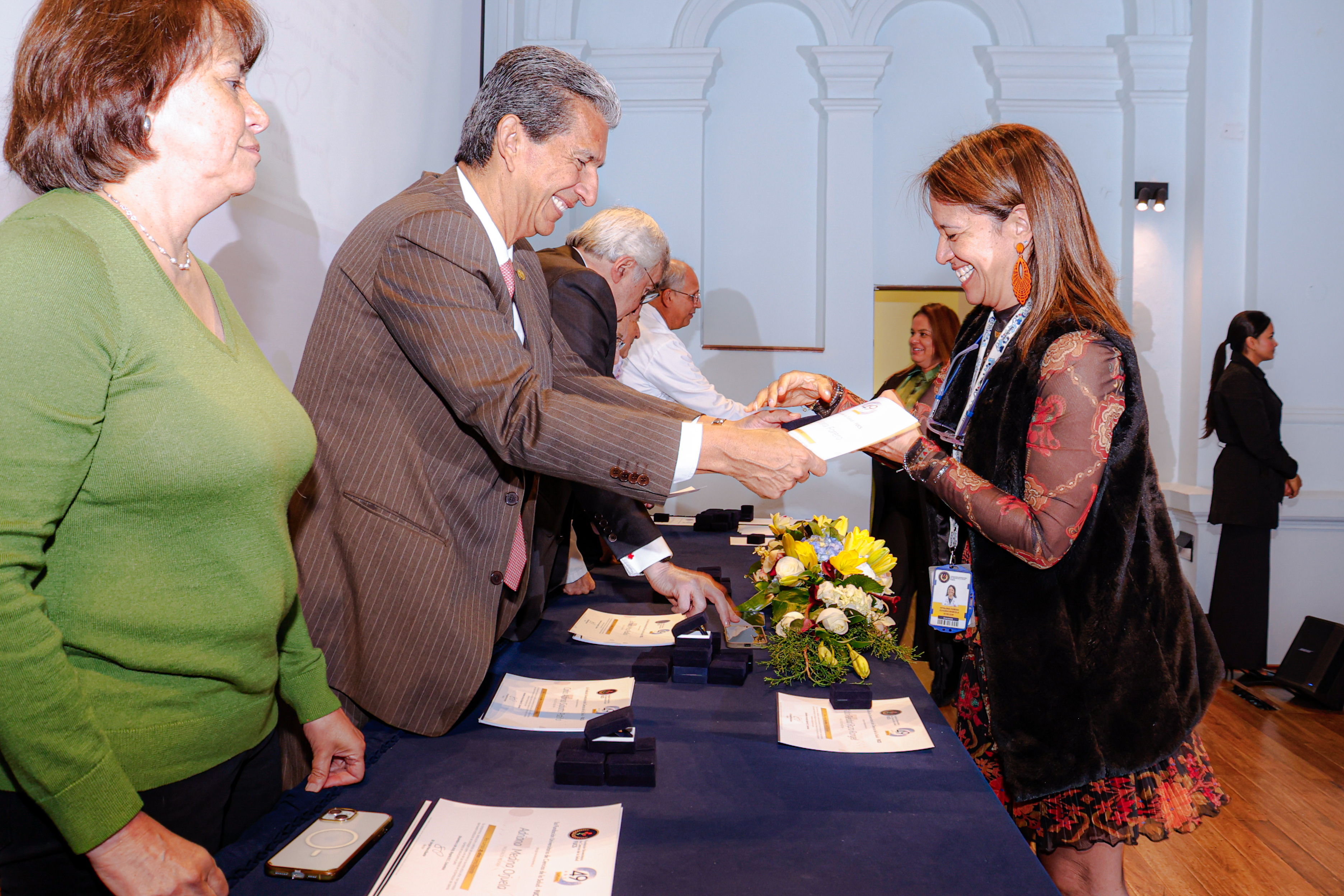 QUINQUENIOS-FUCS3 Nuestro Director General y Subdirectora m&eacute;dica cumplen 5 a&ntilde;os m&aacute;s aportando a la academ&iacute;a en la FUCS.-Noticias